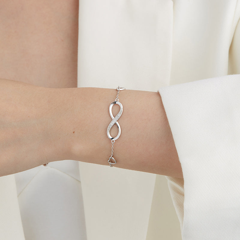 Éternelle | Bracelet Infini Serti de Cristaux et Cœurs Délicats